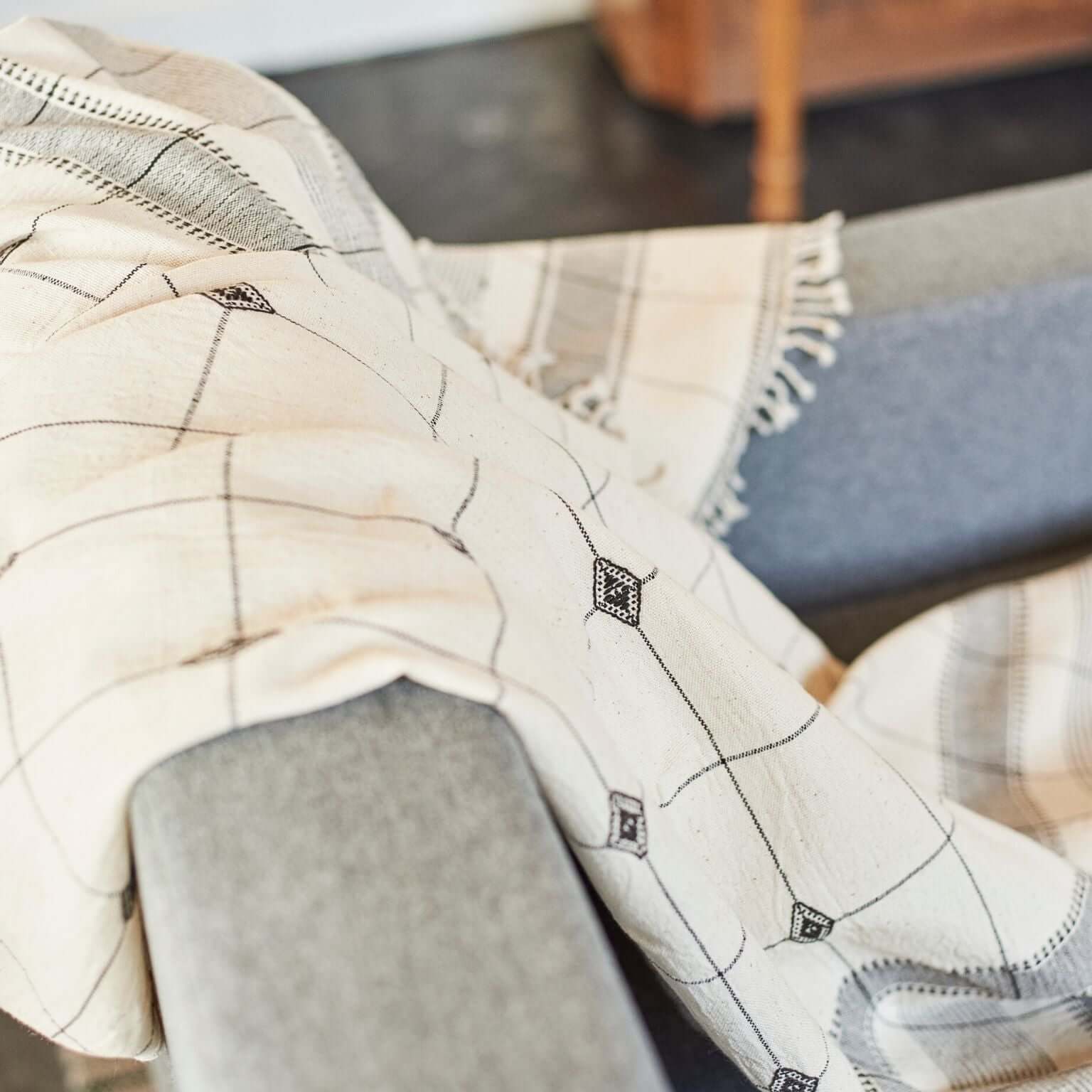 Mool Handwoven Artisanal King Size Organic Cotton Bedspread In Black &amp; Off White